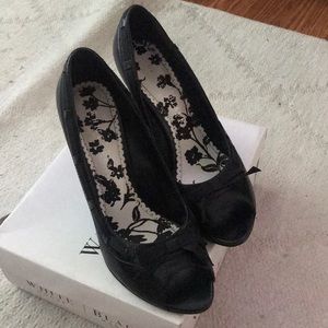 White House Black Market Wedge